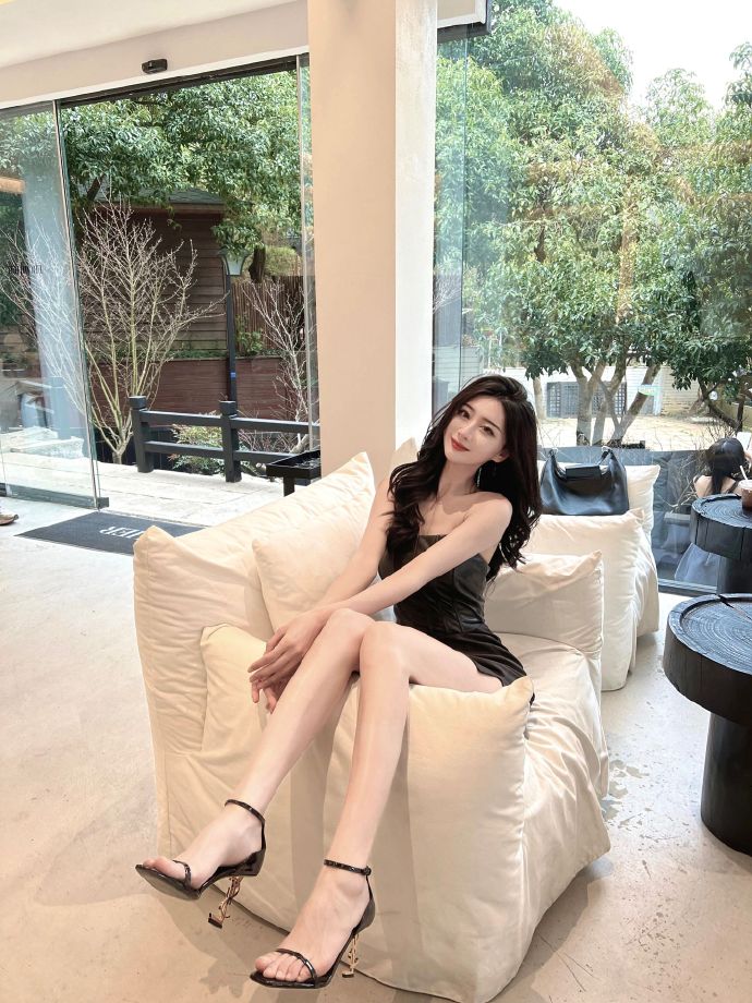 童话小镇popo小红帽：一个你以为是哄小孩的故事，其实藏着成年人该懂的生存逻辑