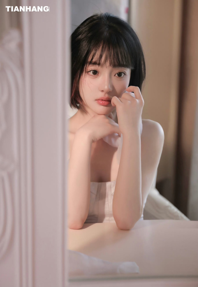 《妻子进卧室招待领导》这个搜索词为什么让人心里一紧?聊聊它可能指向的几种情况