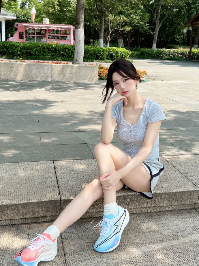 拿48万周薪却3场0球!1.4亿巨星遭皇马球迷狂嘘 穆帅鼓掌 拥抱安慰