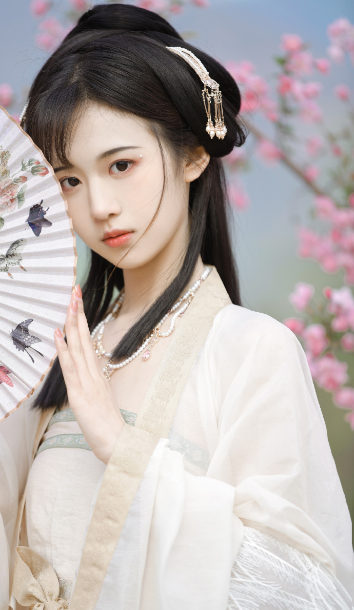 快穿polo文女配摆烂了：当工具人拒绝走剧情，系统直接崩了