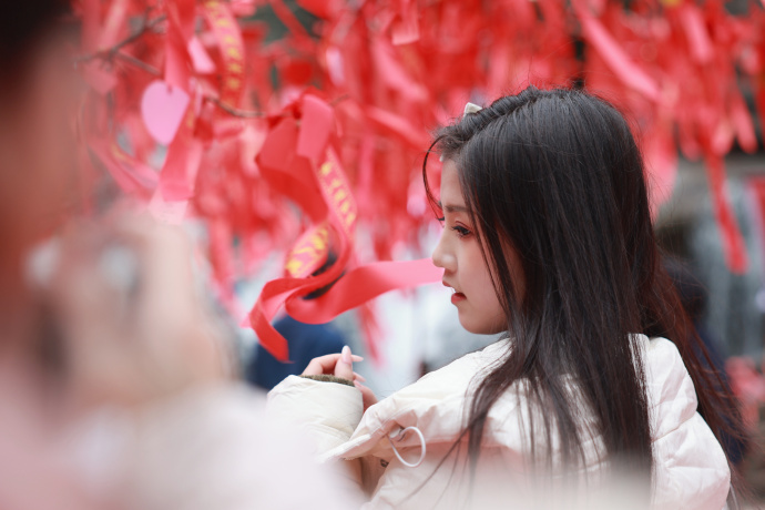 “男子在app上看视频赚钱，一年看上万条广告提现失败”，监管部门：正在进一步调查；网友分享家人经历：一天24小时播放广告收入不到3元